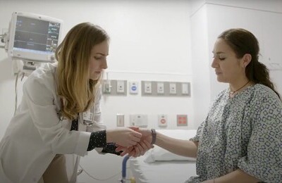 Кодирование Аквилонг в Куртамыше Врач держит пациентку за руку