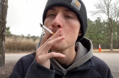 Лечение зависимости от табакокурения в Куртамыше Мужчина с сигаретой делает затяжку