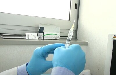 Проведение кодирования Вивитролом в Куртамыше Шприц с Вивитролом в руках у врача